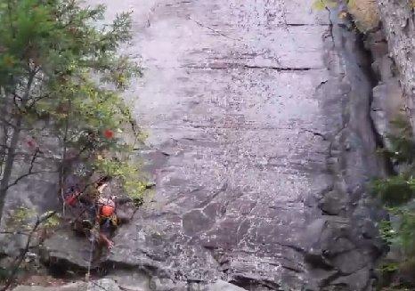 Aşağı düşen dağcı son anda kurtuldu