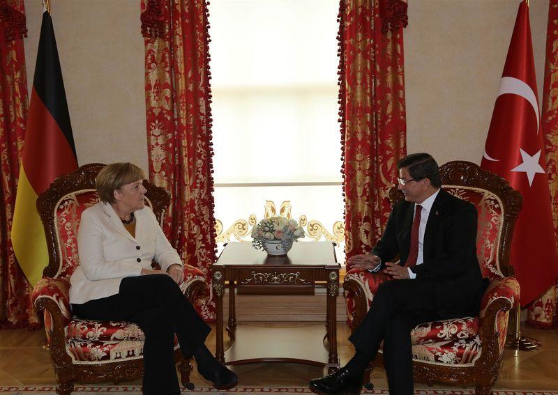 Merkel İstanbul'da trafiğe takıldı