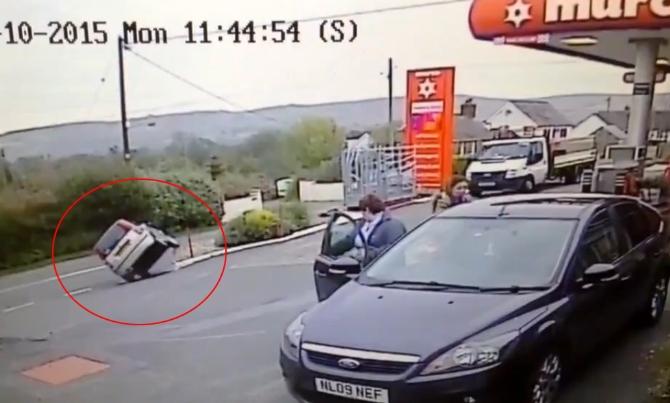 Kadın sürücü yanlışlıkla şov yaptı İZLE