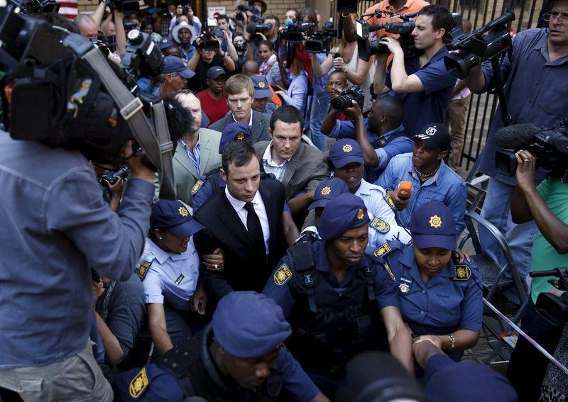 Kız arkadaşını öldüren Oscar Pistorius serbest kaldı