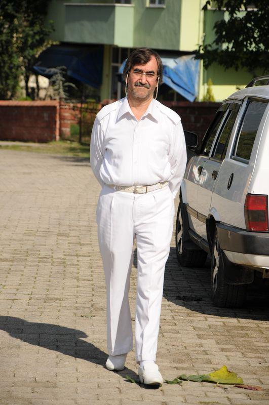 42 yıldır sadece beyaz giysi giyiyor