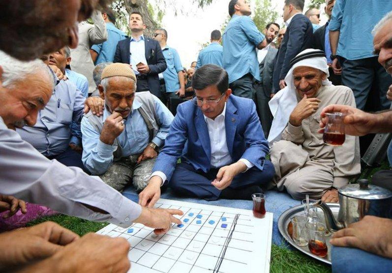Başbakan Davutoğlu dama oynadı