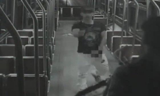 Otobüste cinsel organıyla kızları korkutan genç öldürüldü