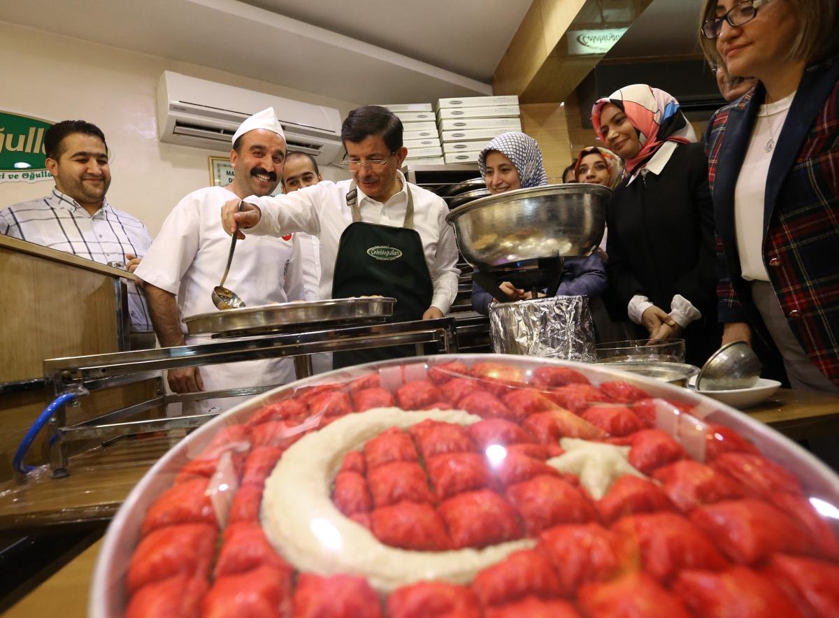 Başbakan Davutoğlu Gaziantep'te vatandaşla buluştu