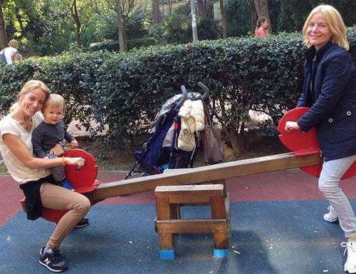 Bade İşçil oğlu Azur'la parkta eğlendi