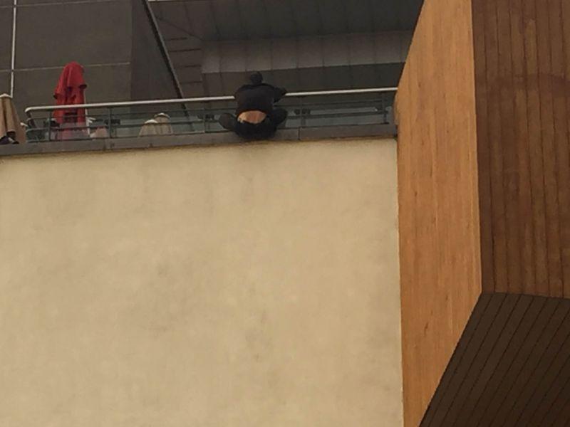 İntihar etmek isteyen genci havada yakaladılar