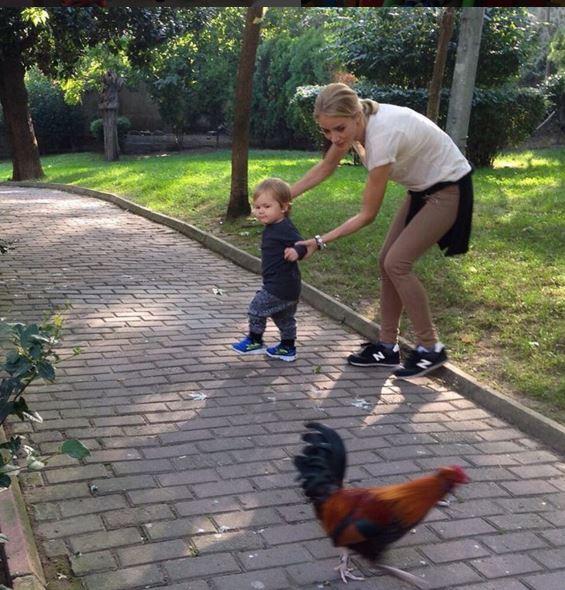 Bade İşçil oğlu Azur'la parkta eğlendi