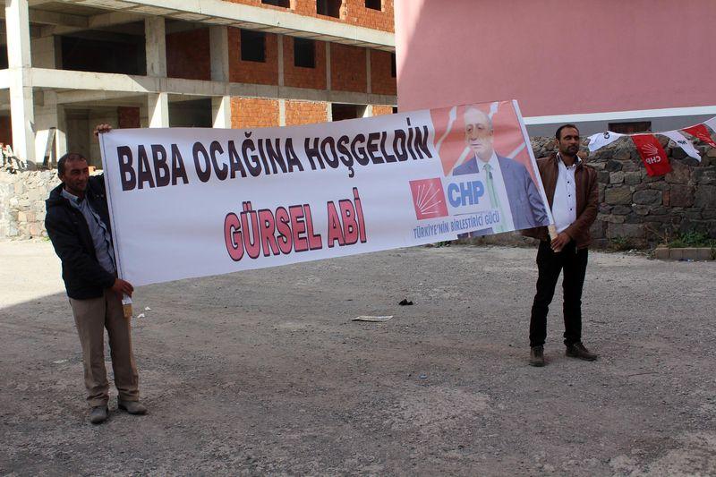Gürsel Tekin oy istemeye gittiği Ardahan'da ilgi görmedi