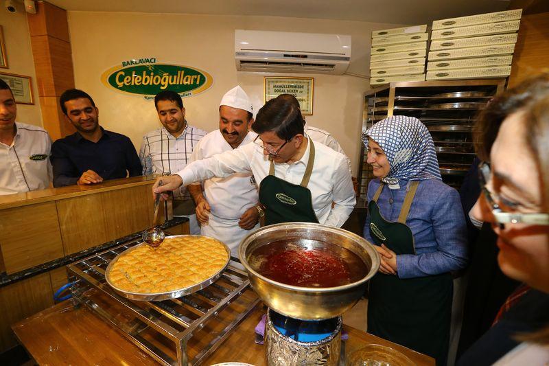 Başbakan Davutoğlu Gaziantep'te vatandaşla buluştu