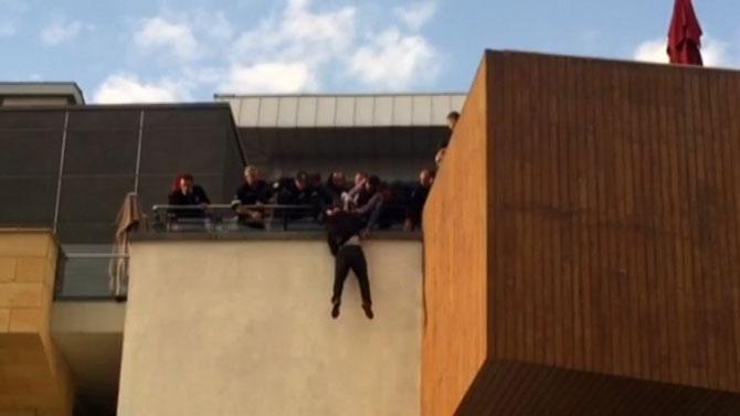 İntihar etmek isteyen genci havada yakaladılar