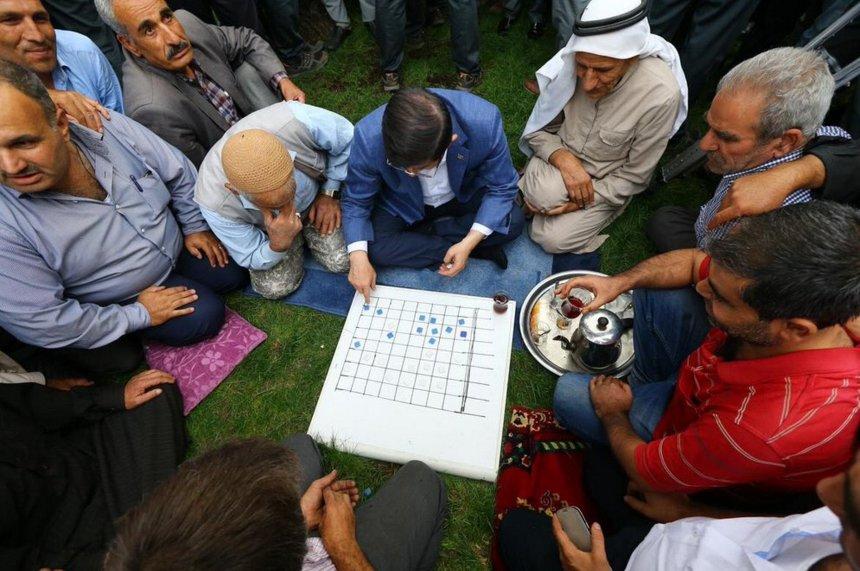 Başbakan Davutoğlu dama oynadı