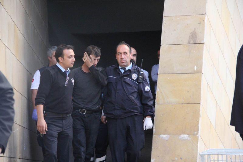 İntihar etmek isteyen genci havada yakaladılar