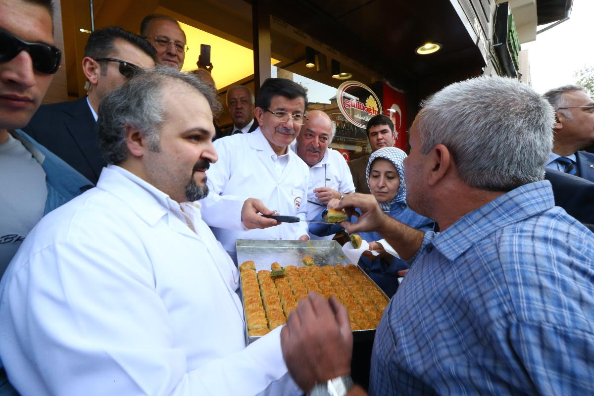 Başbakan Davutoğlu Gaziantep'te vatandaşla buluştu