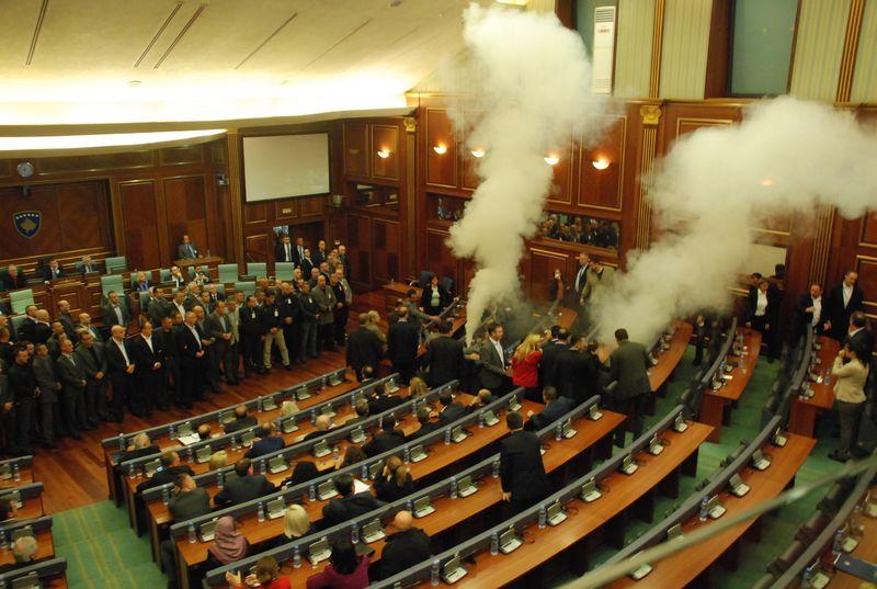 Kosova'da Meclis'e gaz attılar