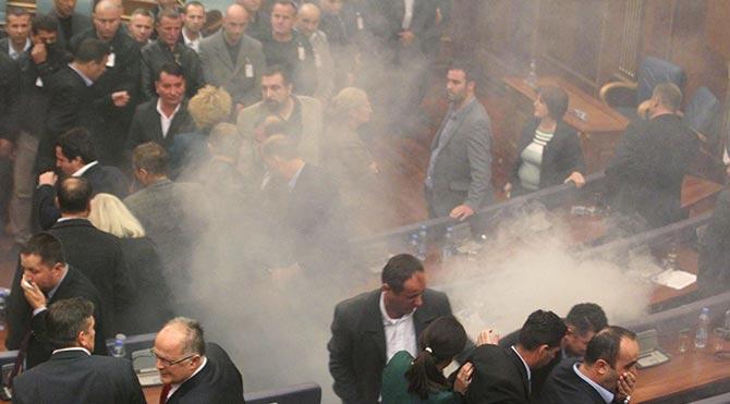 Kosova'da Meclis'e gaz attılar