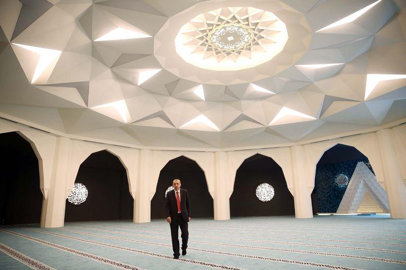 Üsküdar'da inşa edilen Tatbikat Cami'nin açılışı gerçekleşti