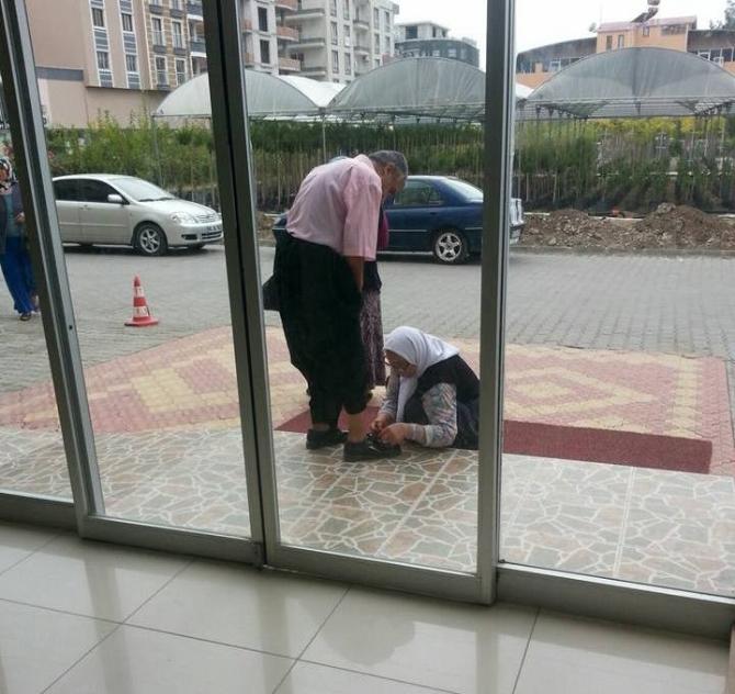 Yaşlı kadın engelli oğlunun ayakkabısını bağladı