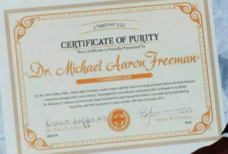 Genç gelin düğünde babasına bakirelik sertifikası verdi