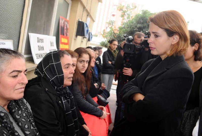 Pelin Batu Dilek Doğan'ın taziyesinde ağladı