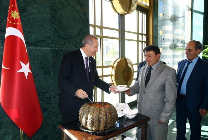 Cumhurbaşkanı Erdoğan muhtarlara aşure ikram etti