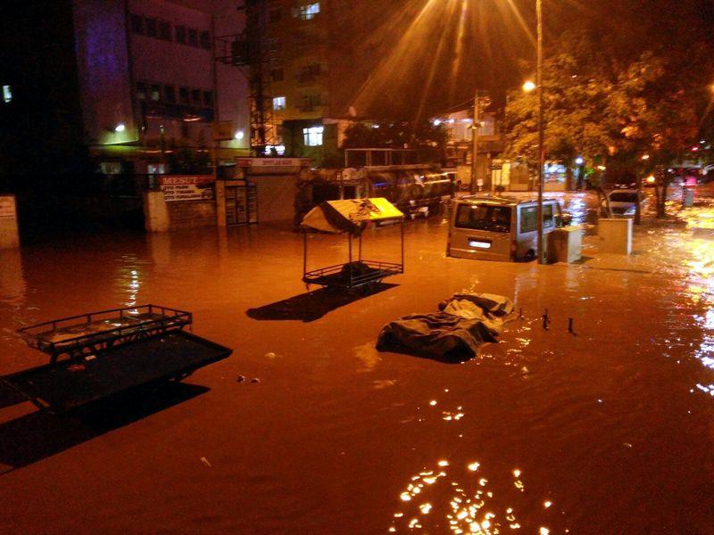 Diyarbakır'daki yağış hayatı felç etti