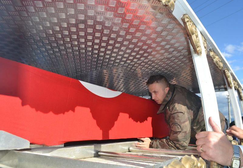 Diyarbakır'da şehit olan polis toprağa verildi