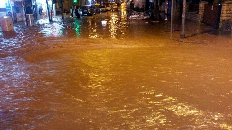 Diyarbakır'daki yağış hayatı felç etti