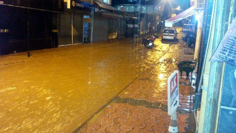 Diyarbakır'daki yağış hayatı felç etti