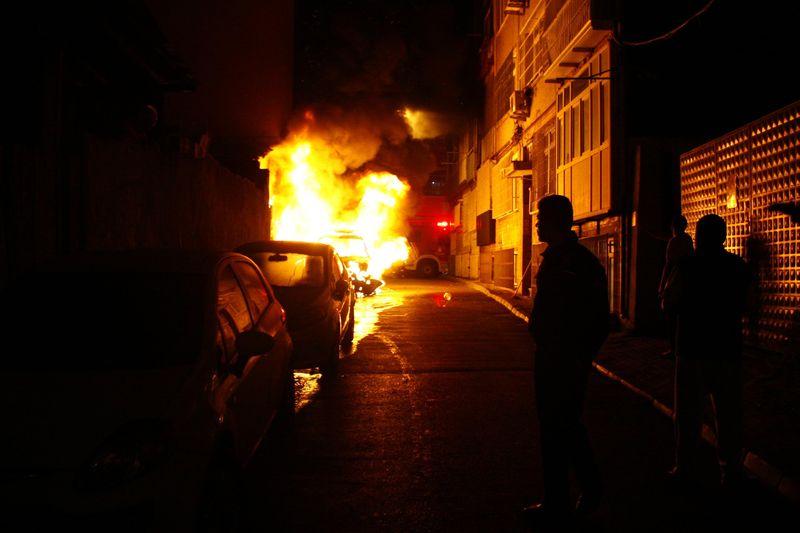 Fatih'te 3 araç kundaklandı