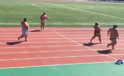 Sumo güreşçileri 100 metre koştu İZLE