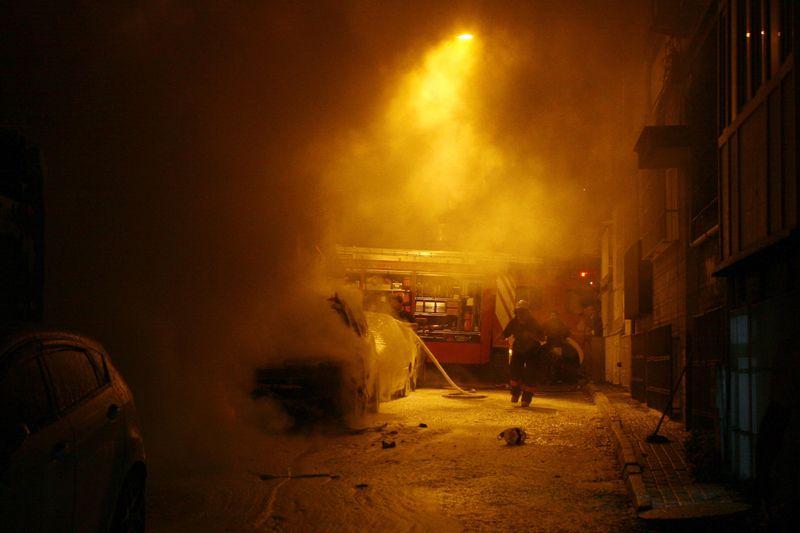 Fatih'te 3 araç kundaklandı