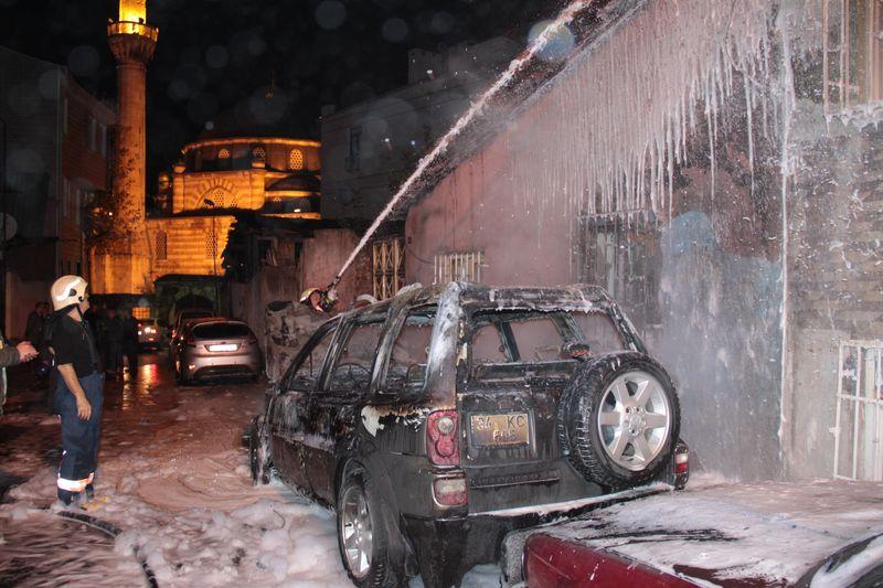 Fatih'te 3 araç kundaklandı