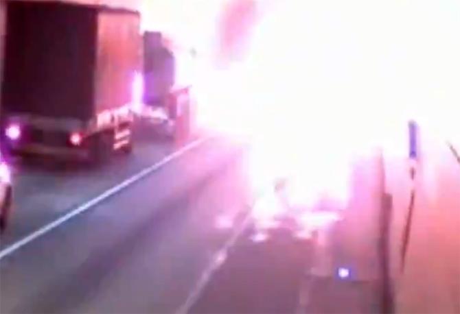 Araba tünelde alev topuna döndü