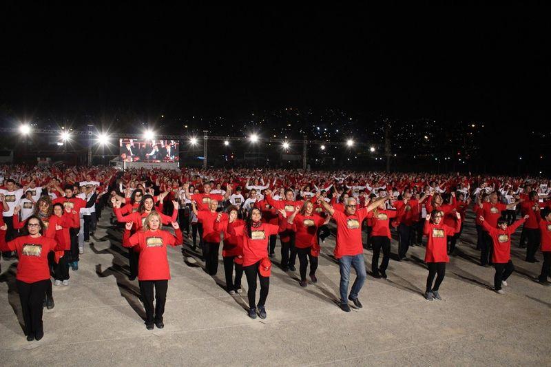 İzmir'de 2015 kişi dev Türk Bayrağı oluşturdu