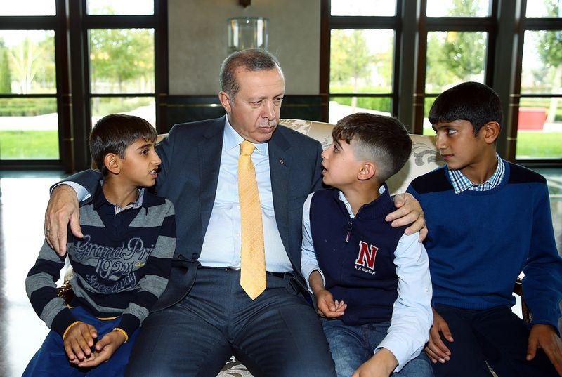 Erdoğan Türk bayrağını göndere çeken çocuklarla buluştu