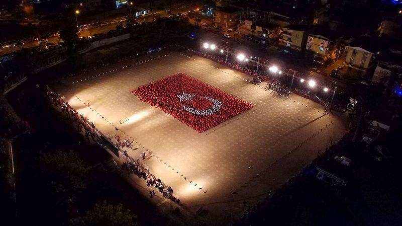 İzmir'de 2015 kişi dev Türk Bayrağı oluşturdu