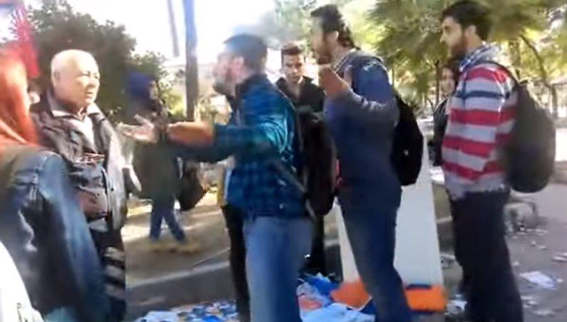 İzmir'de AK Parti standına saldırdılar