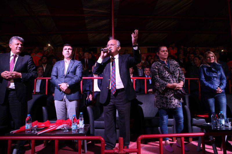 İzmir'de 2015 kişi dev Türk Bayrağı oluşturdu