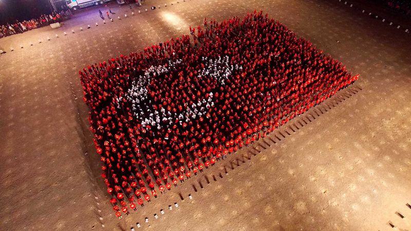 İzmir'de 2015 kişi dev Türk Bayrağı oluşturdu