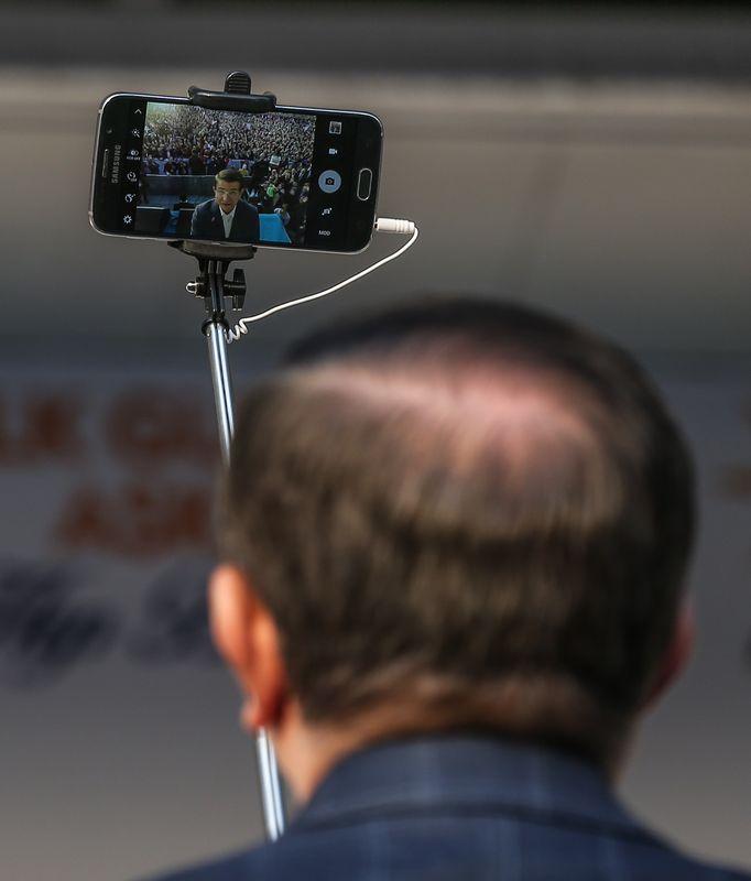 Başbakan Davutoğlu'ndan Konya selfiesi