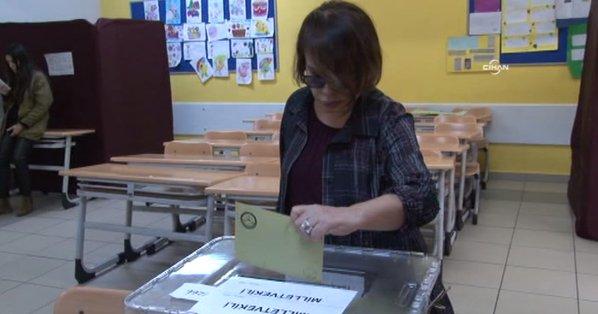 Sezen Aksu oy kullandı