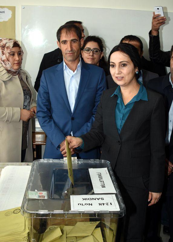 Figen Yüksekdağ oyunu Van'da kullandı