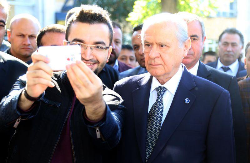 Bahçeli'den oy Selfie'si