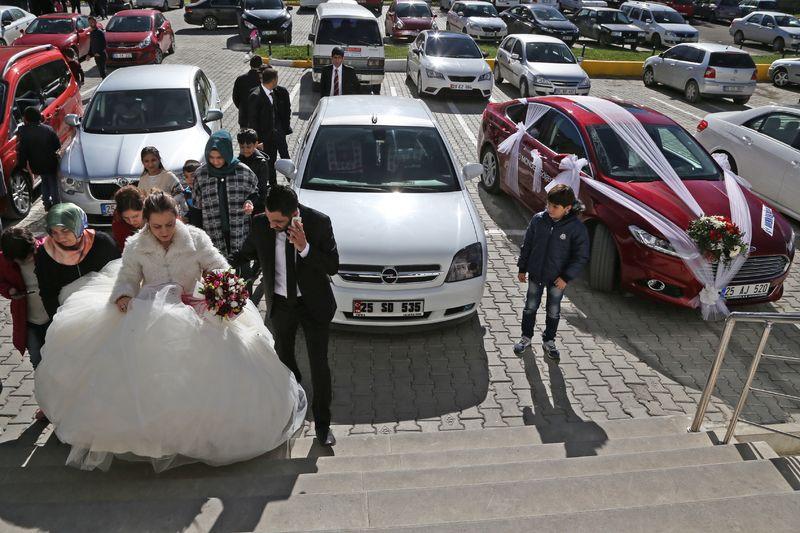 Gelinle damat oy kullanıp düğüne geçtiler