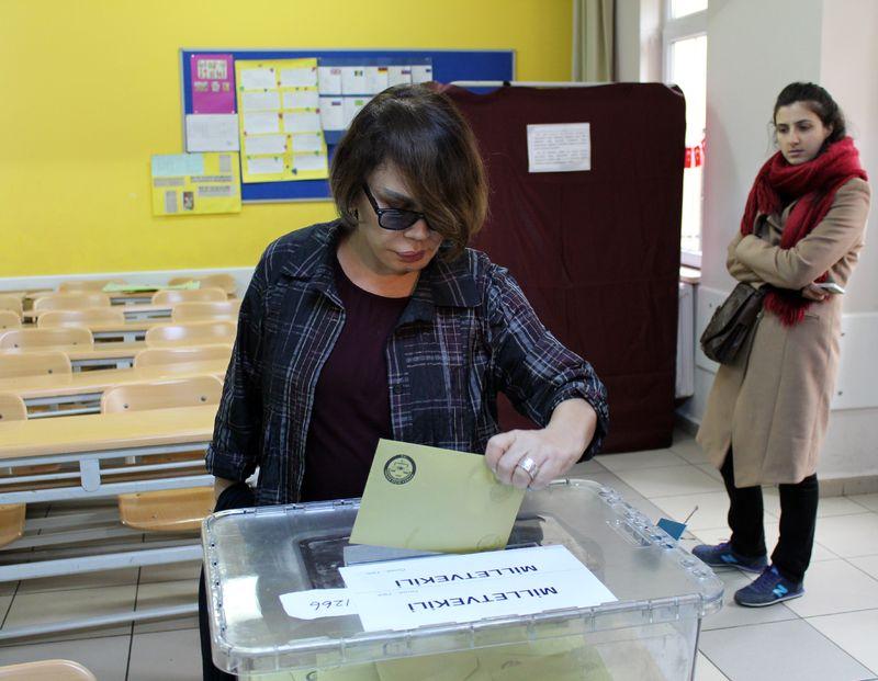 Sezen Aksu oy kullandı