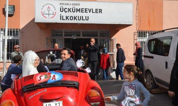 Gelinle damat oy kullanıp düğüne geçtiler