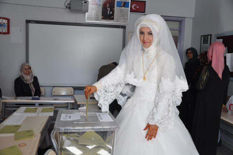 Gelinle damat oy kullanıp düğüne geçtiler