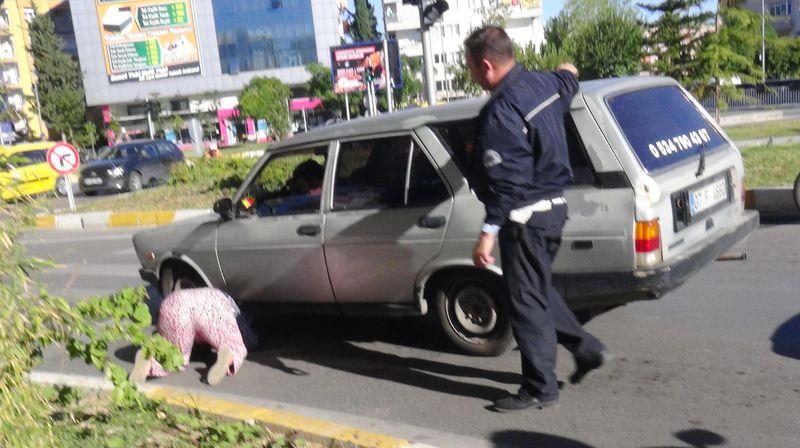 Hayvansever Antalyalı kedi için trafiği durdurdu