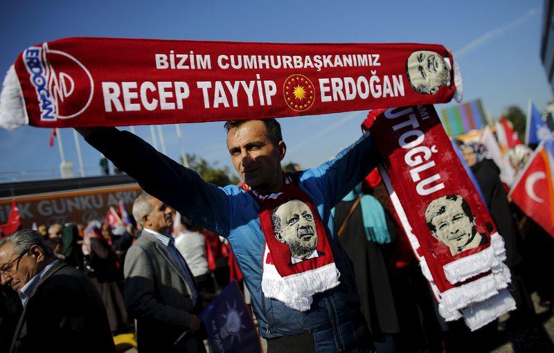 İstanbul'da Davutoğlu'na büyük karşılama