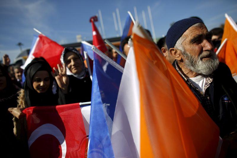 İstanbul'da Davutoğlu'na büyük karşılama